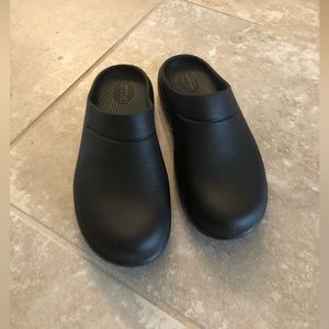 NWOT, black, size 8, Oofos clogs.
